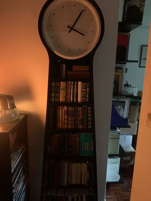 Estante com relogio a funcionar