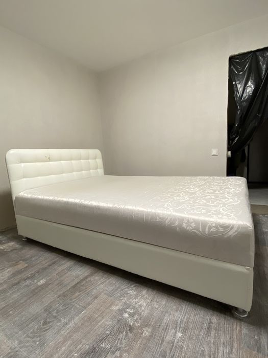 Ліжко з каркасним матрацом