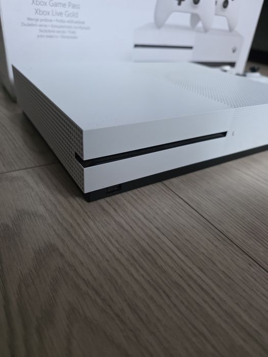 REZERWACJA                        Sprzedam konsole Xbox one S 1
