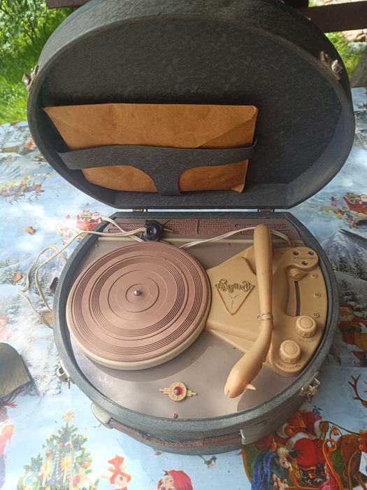 Электрофон сетевой ламповый "Волга" б/у