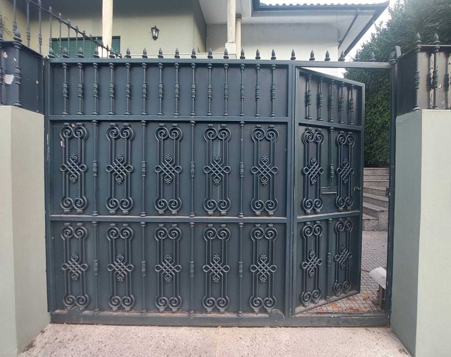 Portão de ferro trabalhado de correr