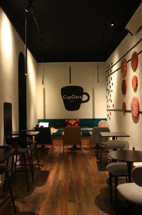 Сучасна кавʼярня в прохідному місці, усе обладнання залишається