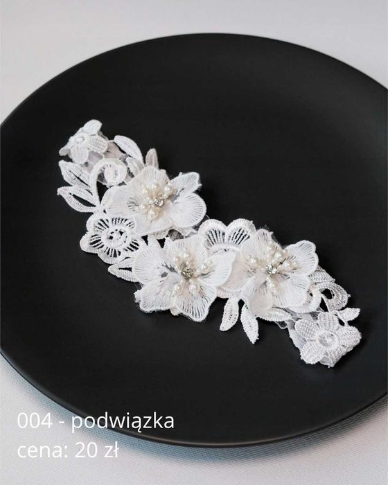 Biała podwiązka zdobiona na ślub kwiaty 3D