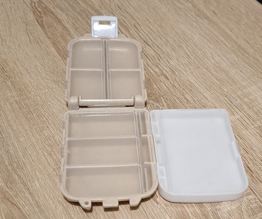 Beżowe pudełko na leki 8 przegródek