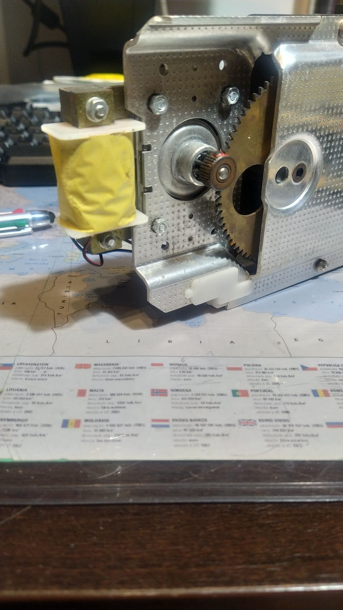 Displays de palhetas, split flap display. Arduino/Raspberry Pi