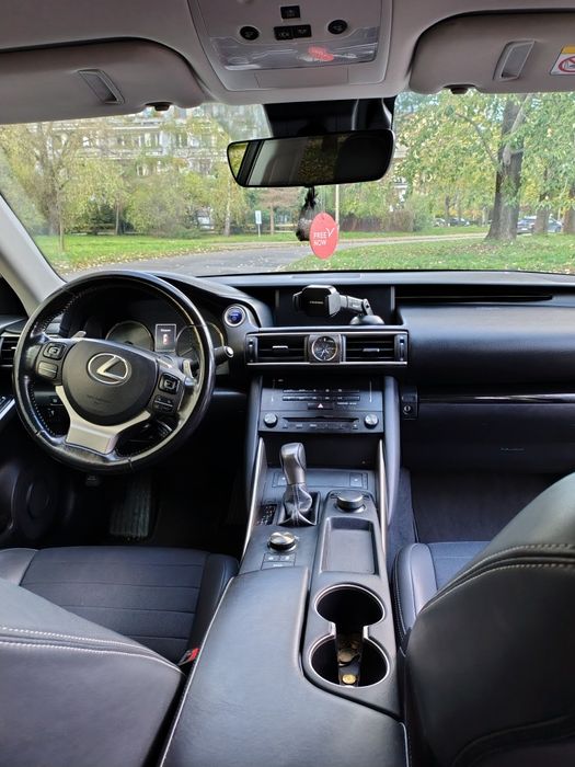 Автомобіль Lexus IS 300h Hybrid 2018