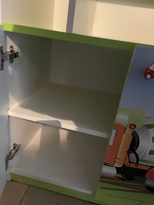 Szafka dziecięca na dole z ciężarówką