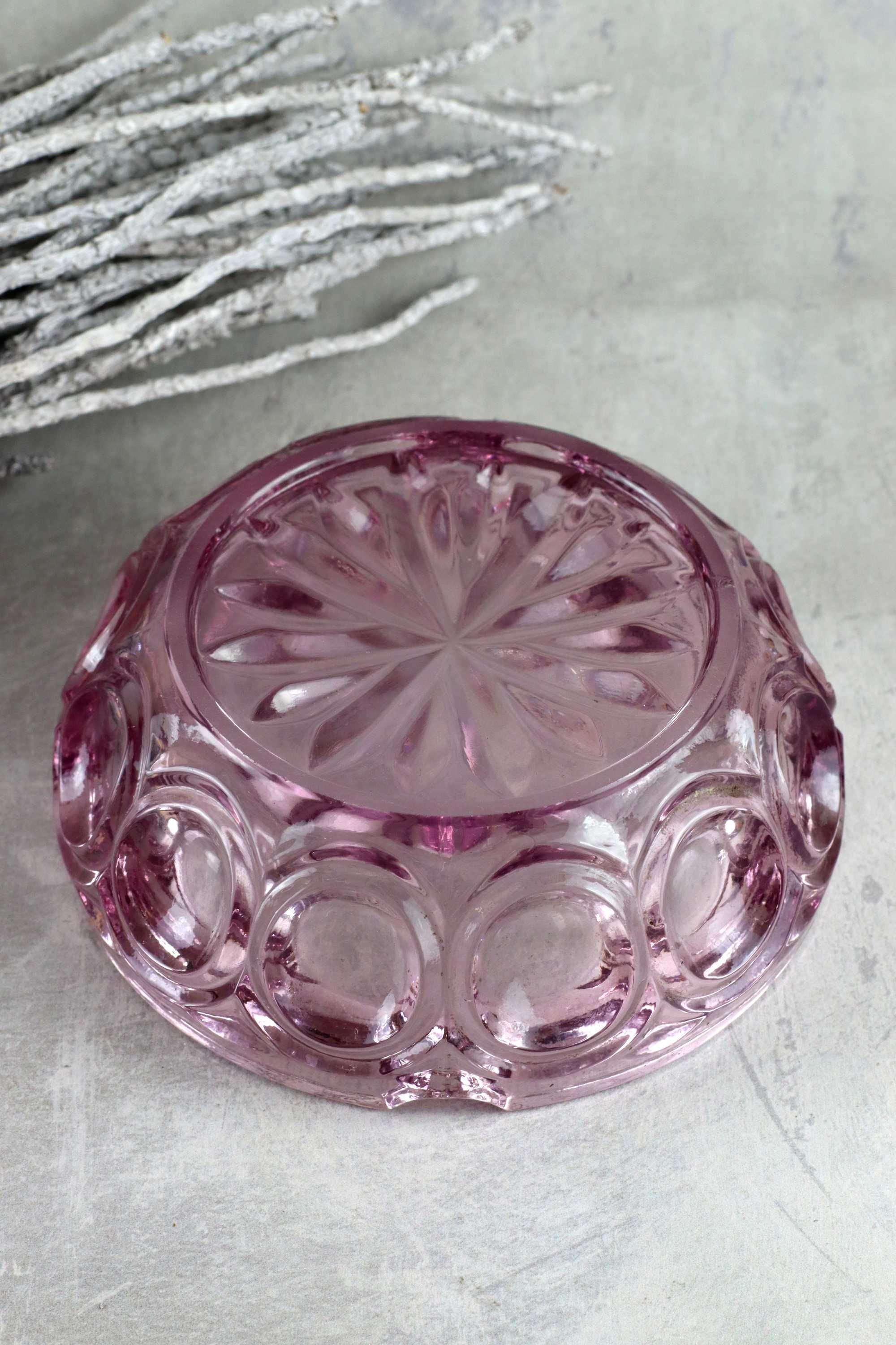 Szklana popielnica w kolorze fioletowym szkło kolorowe prl vintage