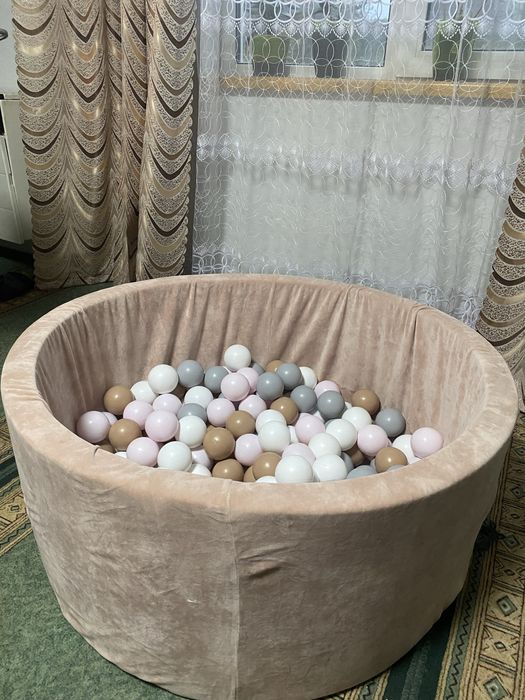 Дитячий басейн з кульками