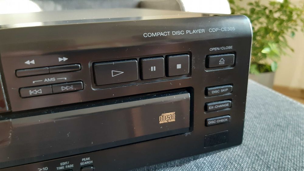 Odtwarzacz płyt CD Sony CDP-CE305