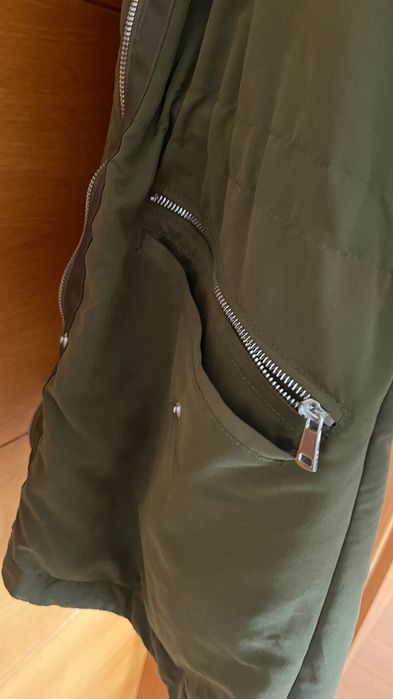 casaco de inverno verde escuro com pelo branco por dentro e fofinho