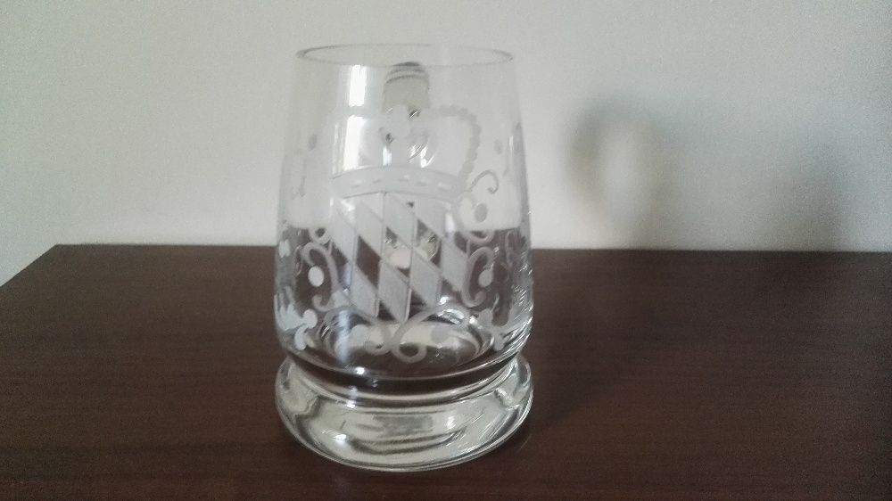 Kolekcjonerski, szklany kufel z grawerowanym herbem w koronie