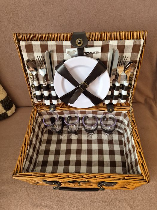 Kosz wiklinowy piknikowy z wyposażeniem.