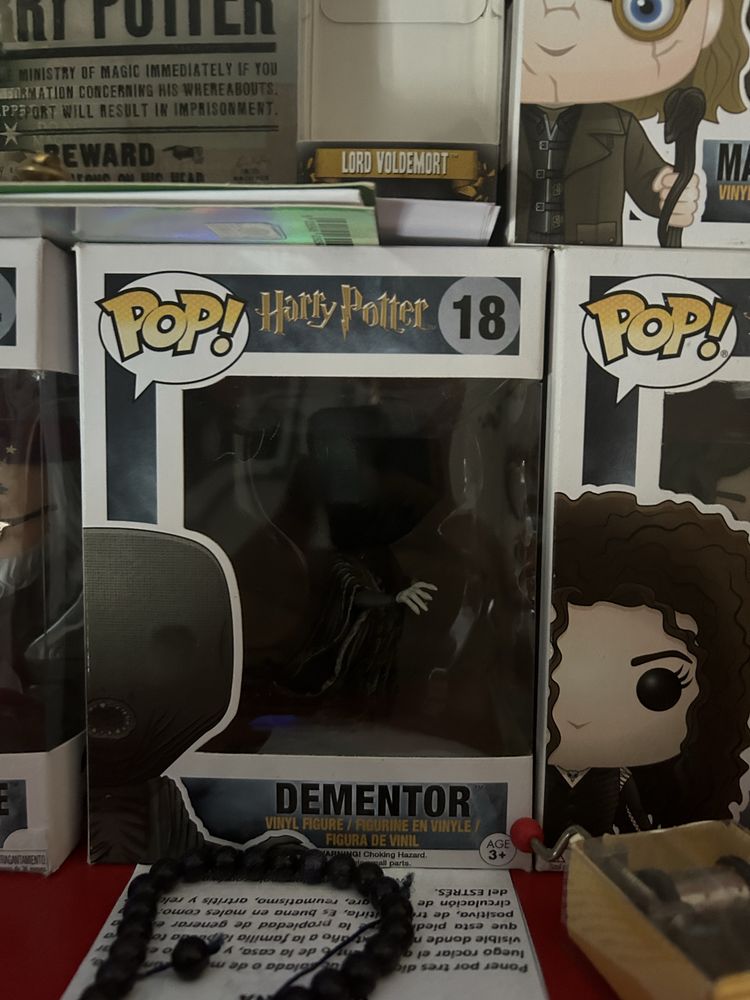 10 Funko Pop, em caixa.