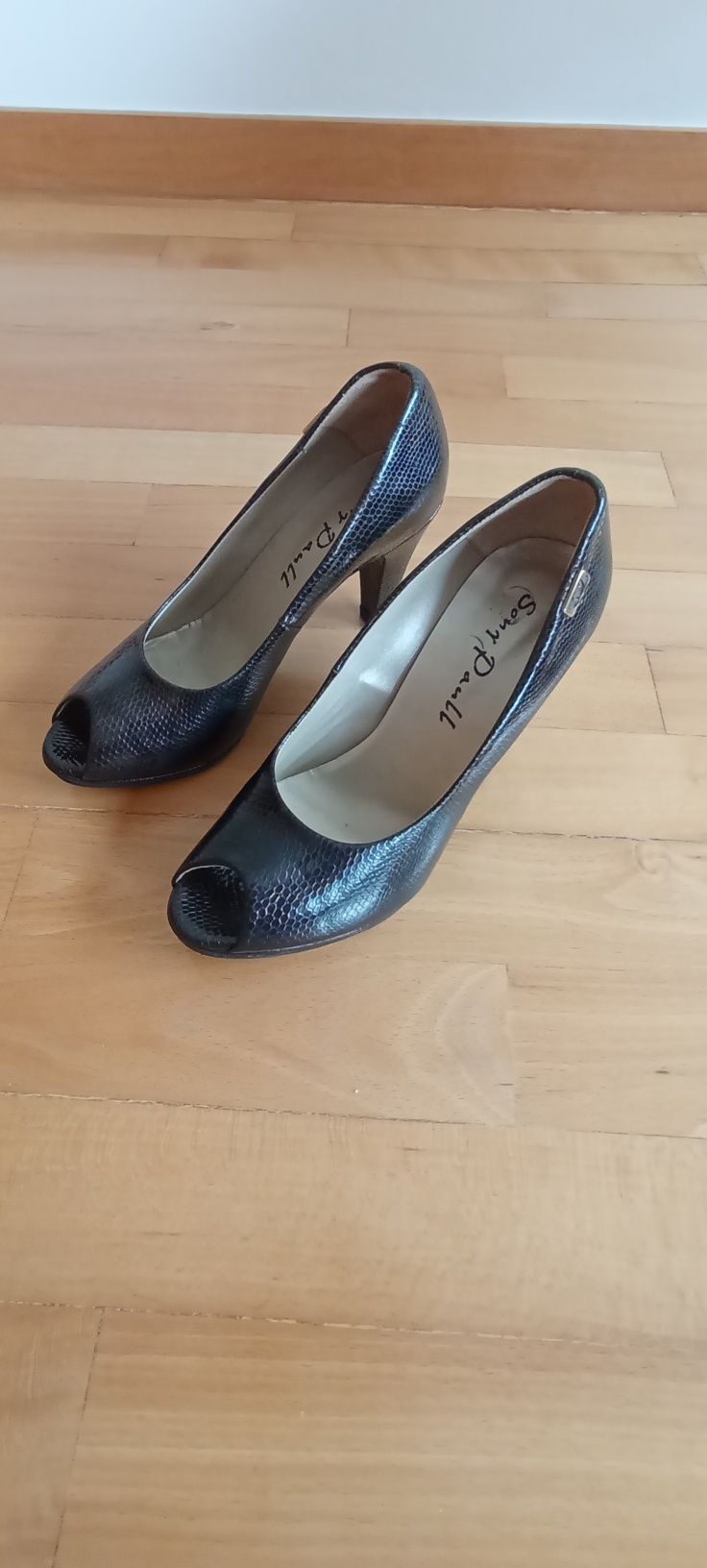Sapatos de senhora pretos tam 39 NOVOS
