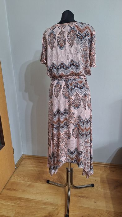 Lekka sukienka z asympetrycznym dołem r. 42/44