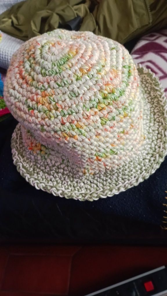 Chapéus e boinas em crochet, feito a mão