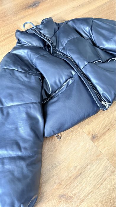 Blusão cropped de penas em pele NOVO Pull & Bear