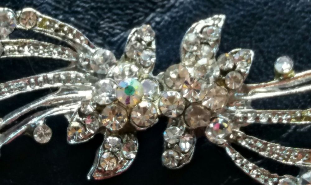Брошь пришивная с камнями.