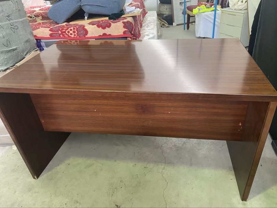 Secretarias castanha e preto