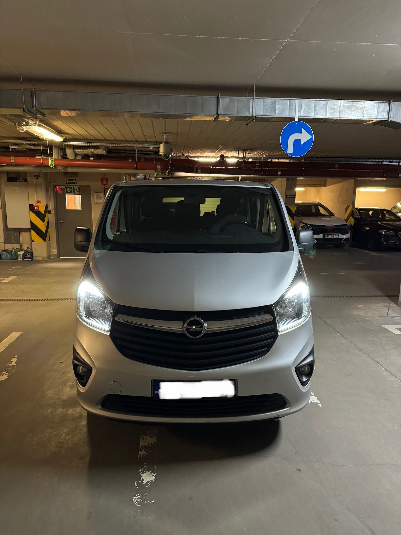 Wynajem auta bus van 9-osobowy Opel Vivaro Renault Traffic Long