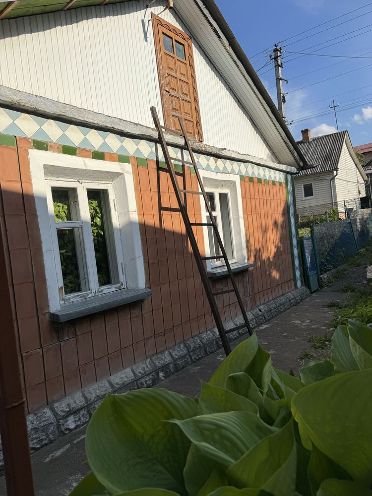 Будинок в затишному місці з великим подвірям