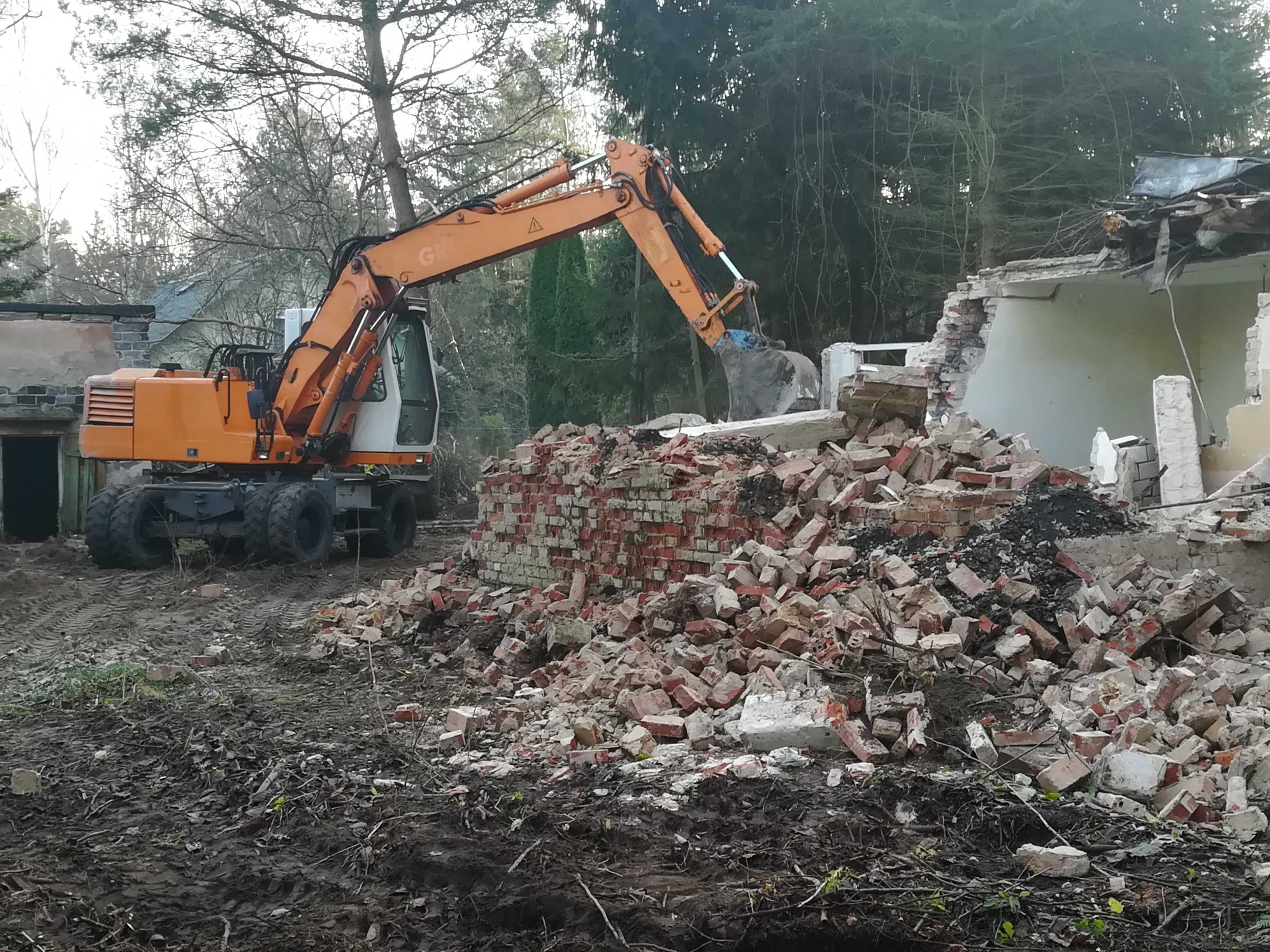 Opróżnianie pomieszczeń i obiektów, oczyszczanie terenu, rozbiórki