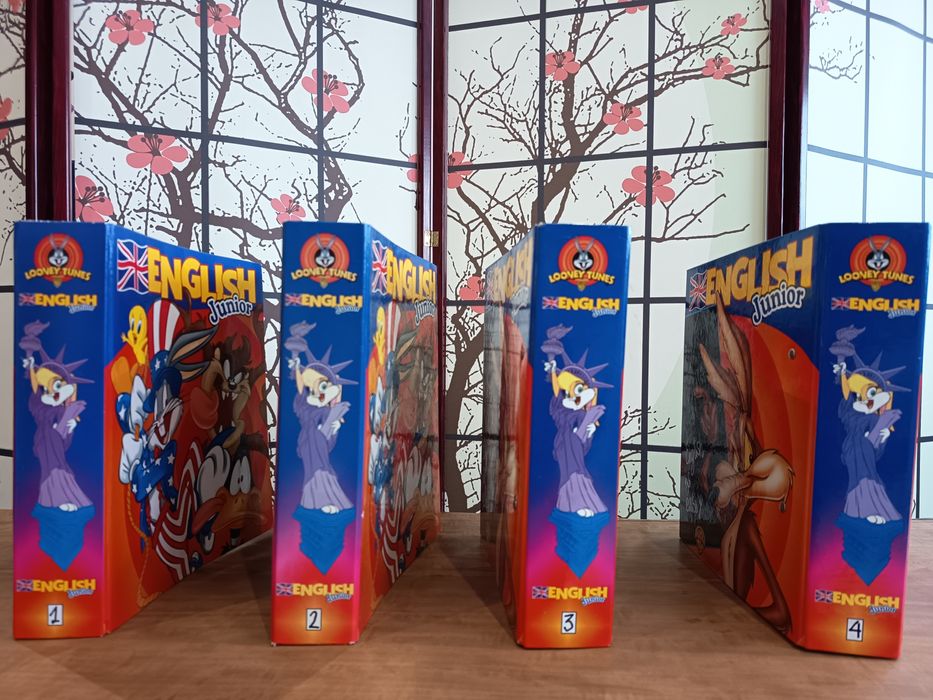 English Junior wszystkie 4 segregatory z czasopismami i kasetami