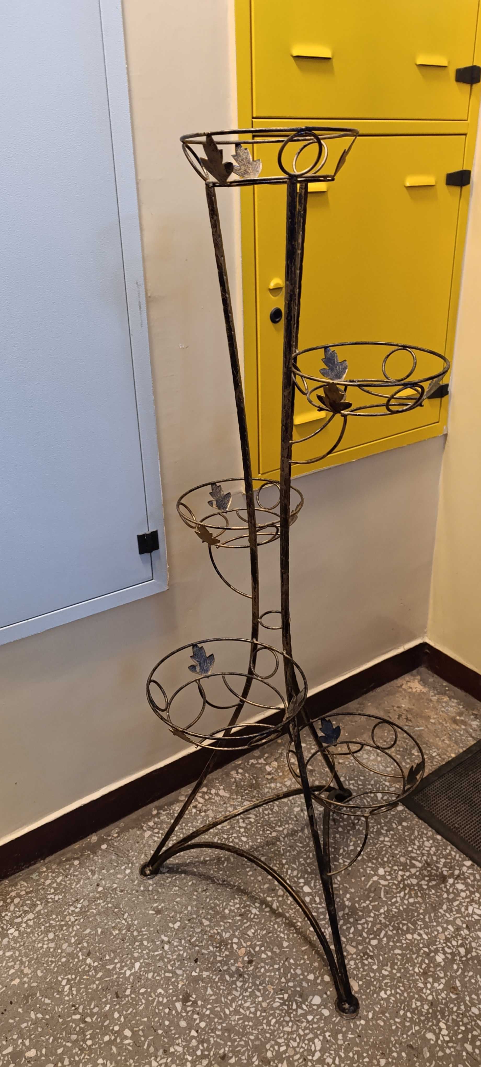 Kwietnik bardzo dekoracyjny metaloplastyka