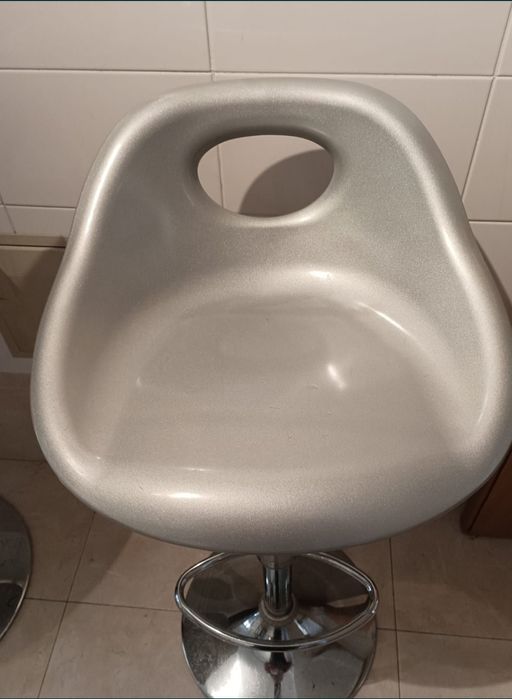 Mesa e duas cadeiras para bar ou refeições rápidas