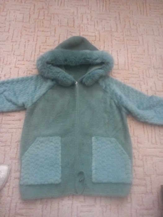 Продам кардиган кольору мяти,теплий ,мякий, з песцем на капюшоні .