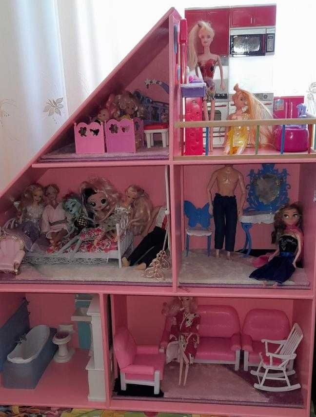 Дім- мрія для Барбі з усіма меблями та ляльками