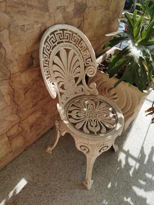 Mesa e cadeiras de ferro