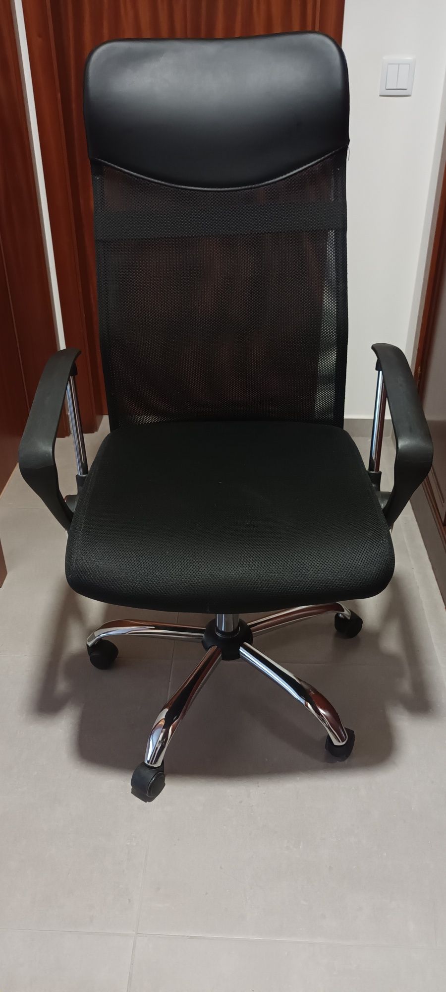 Cadeira para escritório, praticamente nova.