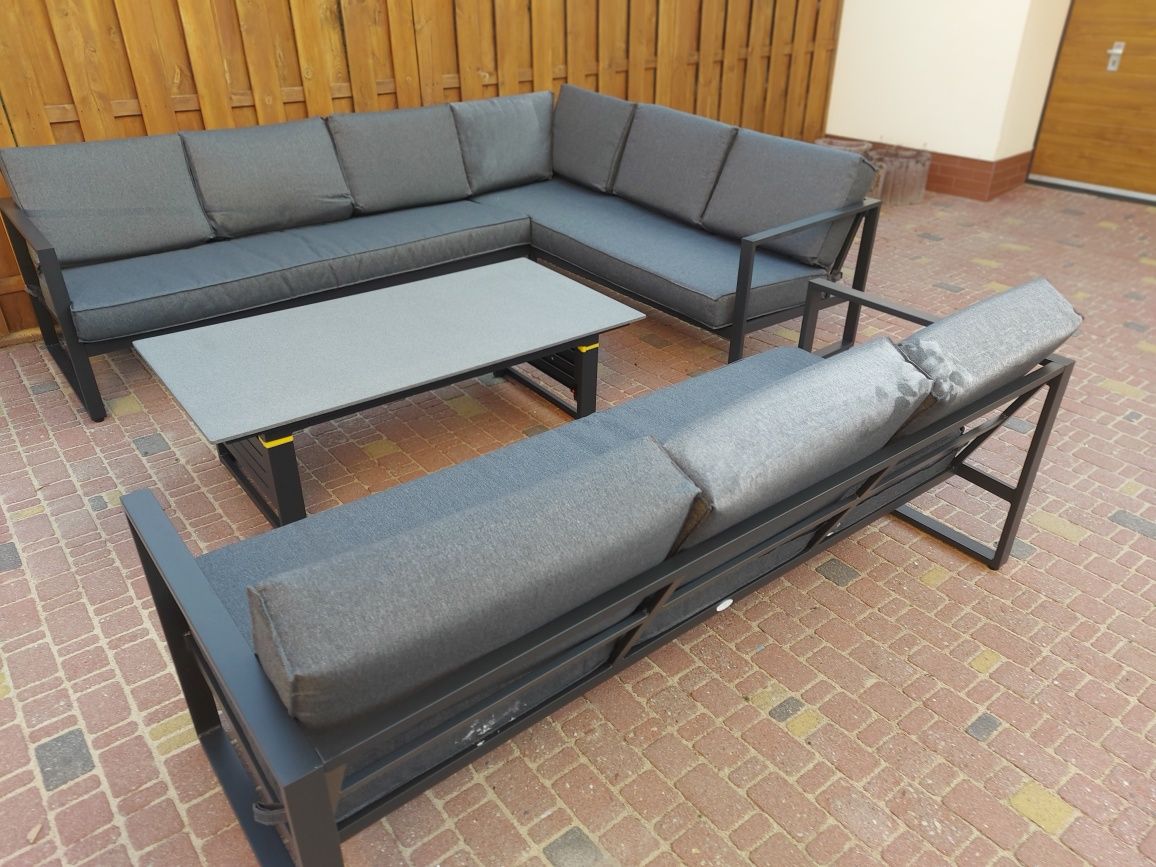 Dostępny zestaw Vonge narożnik plus sofa z stolikiem regulowanym.