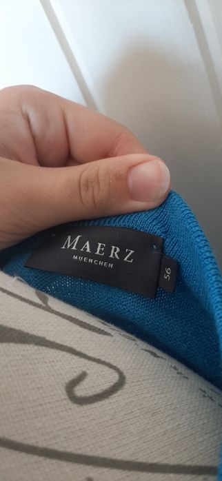 Niebieski sweter z dekoltem w serek 100% welna