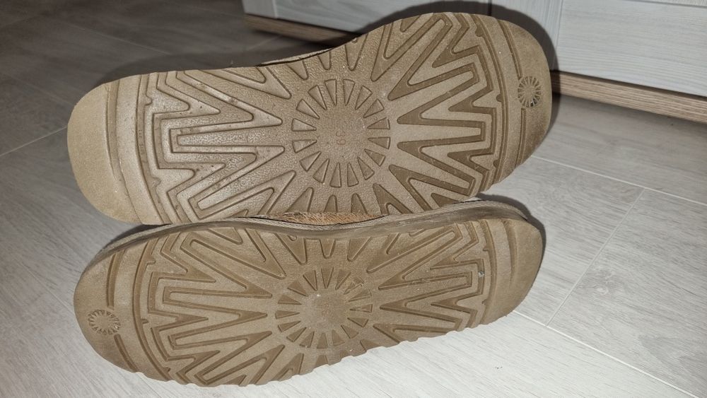 Уггі шкіряні бежевого кольору