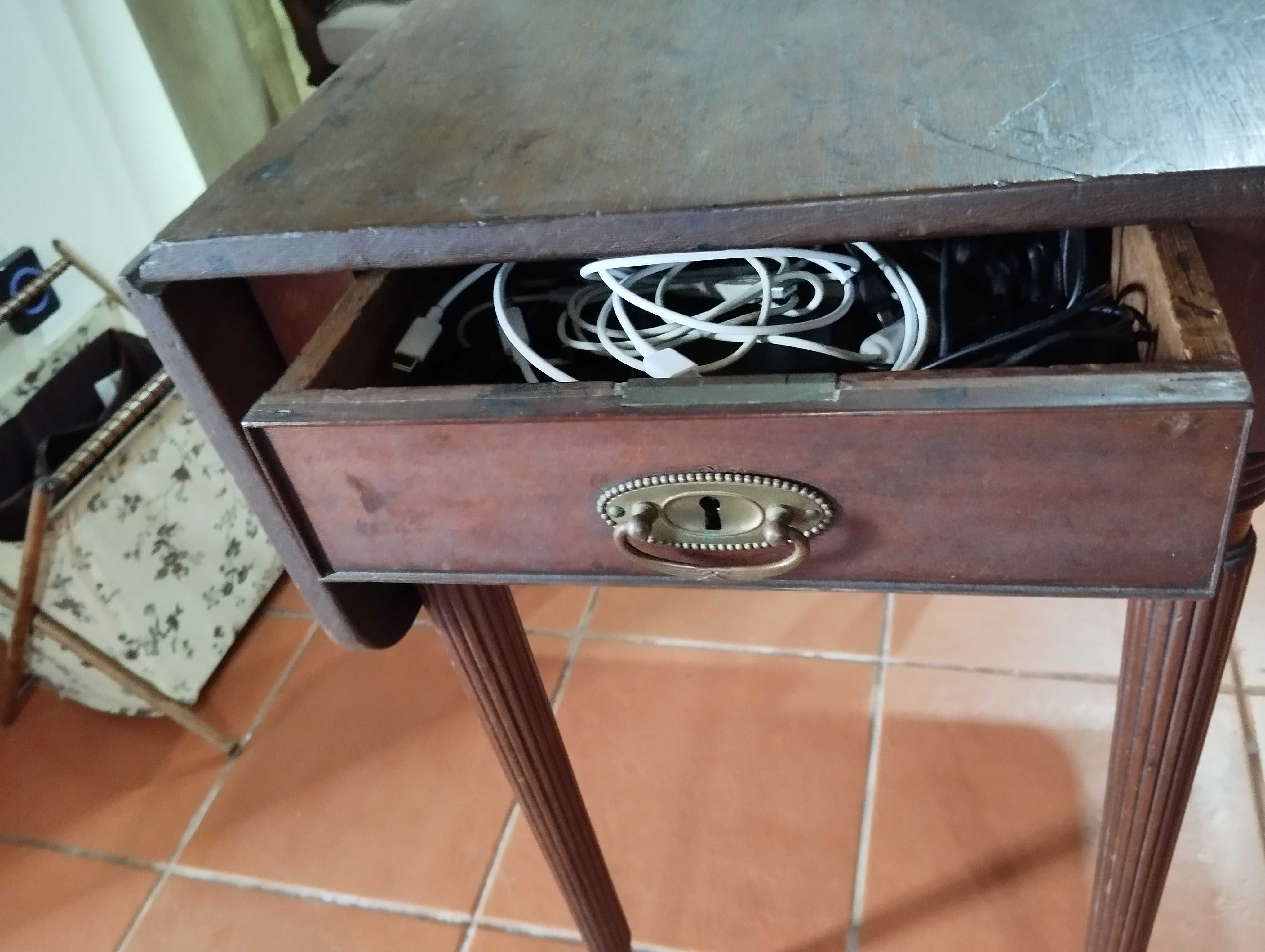 Mesa antiga com tampo retangular e duas abas