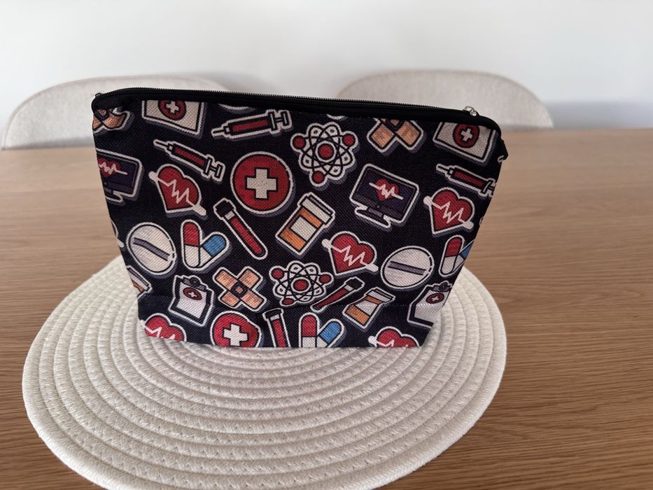 Kosmetyczka materiałowa na zamek