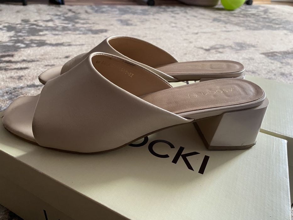 Шльопанці жіночі,шкіряні,39,Lasocki,бежеві