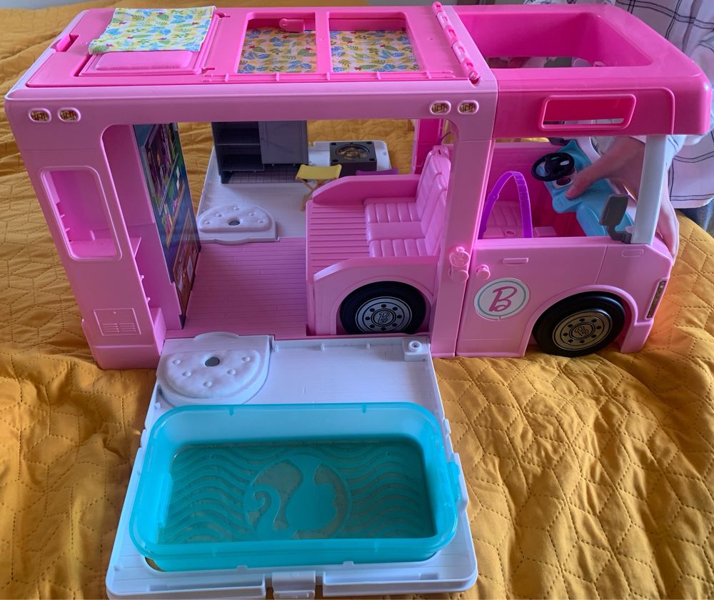 Barbie Kamper 3w1 GHL93 ze stolikiem kempingowym i dodatkami