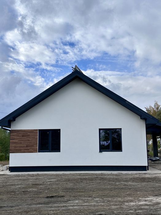 Продаж будинку з зарибленим озером.