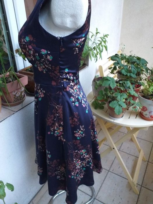 Granatowa sukienka echo w kwiaty lata 50 retro