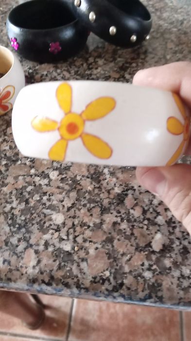 Pulseiras em madeira pintadas a mão