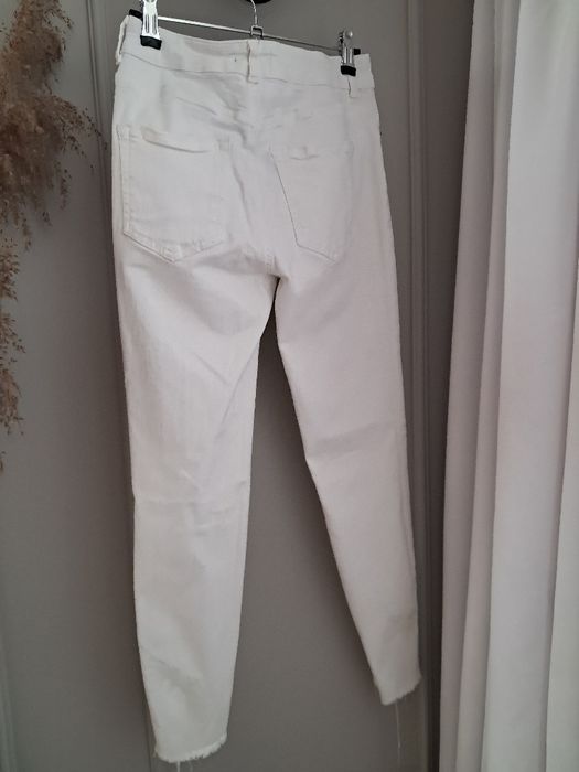 Skinny jeans z wysokim stanem