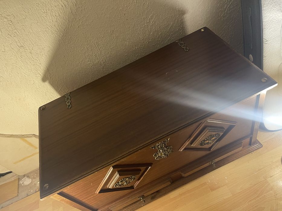 Bau antigo com espelho