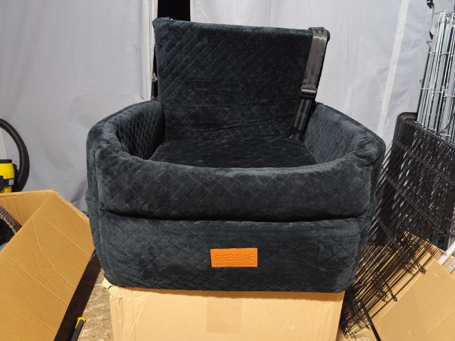 Bardzo ładny fotelik samochodowy dla psów 55x50 cm