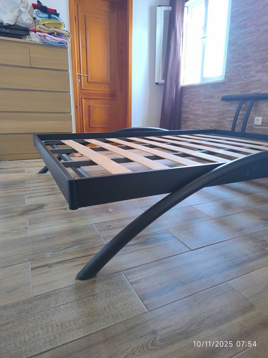 Cama em ferro de casal