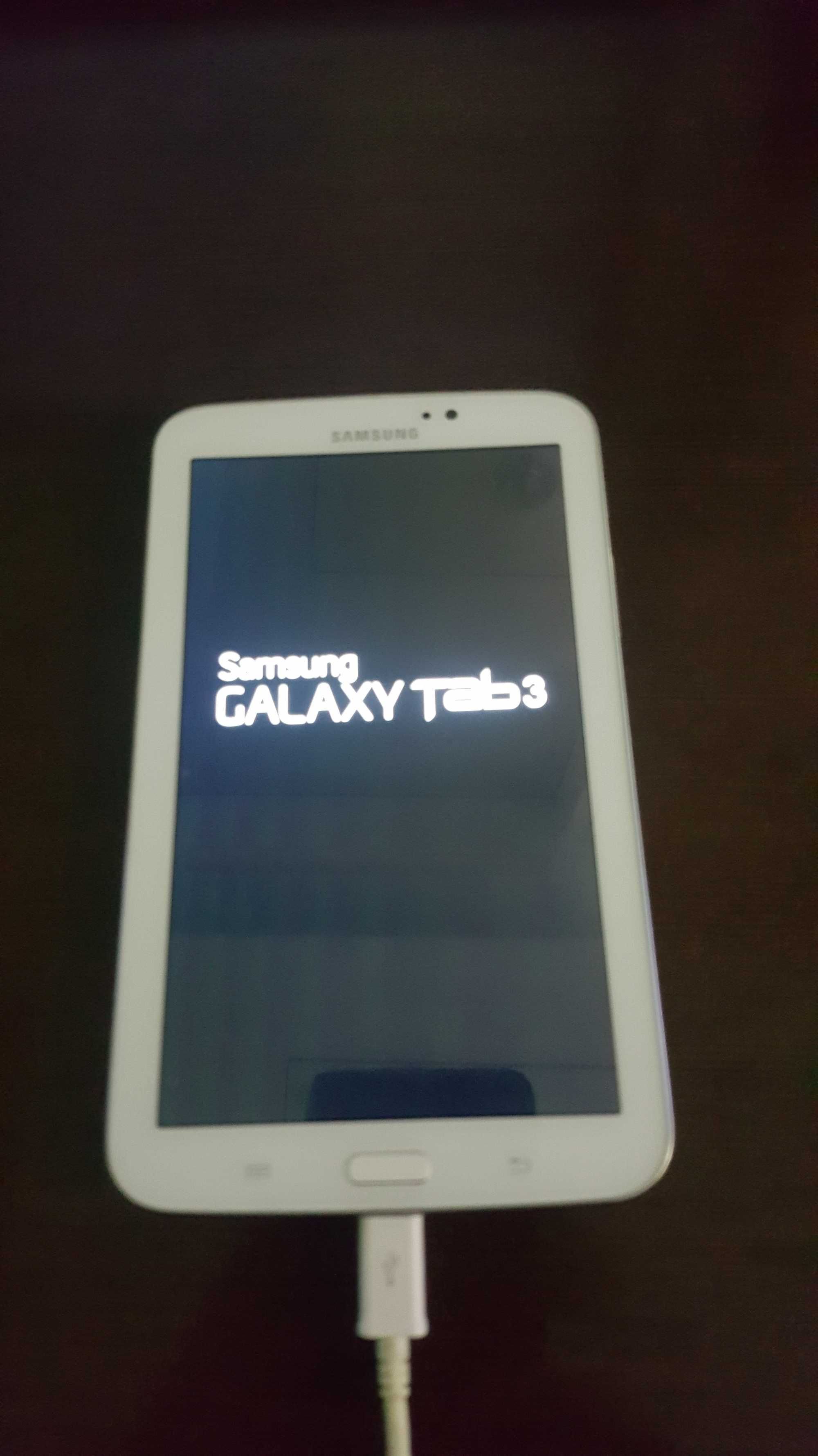 Samsung Galaxy Tab 3 .Model SM-T210 , 8 GB. uszkodzony-system