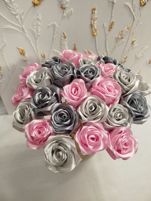 róże wykonane z satynowej wstążki